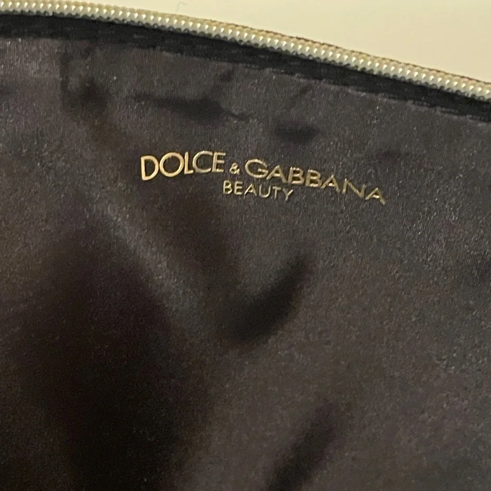 Dolce Gabbana, New beauty bag velvet black color with the gold letter